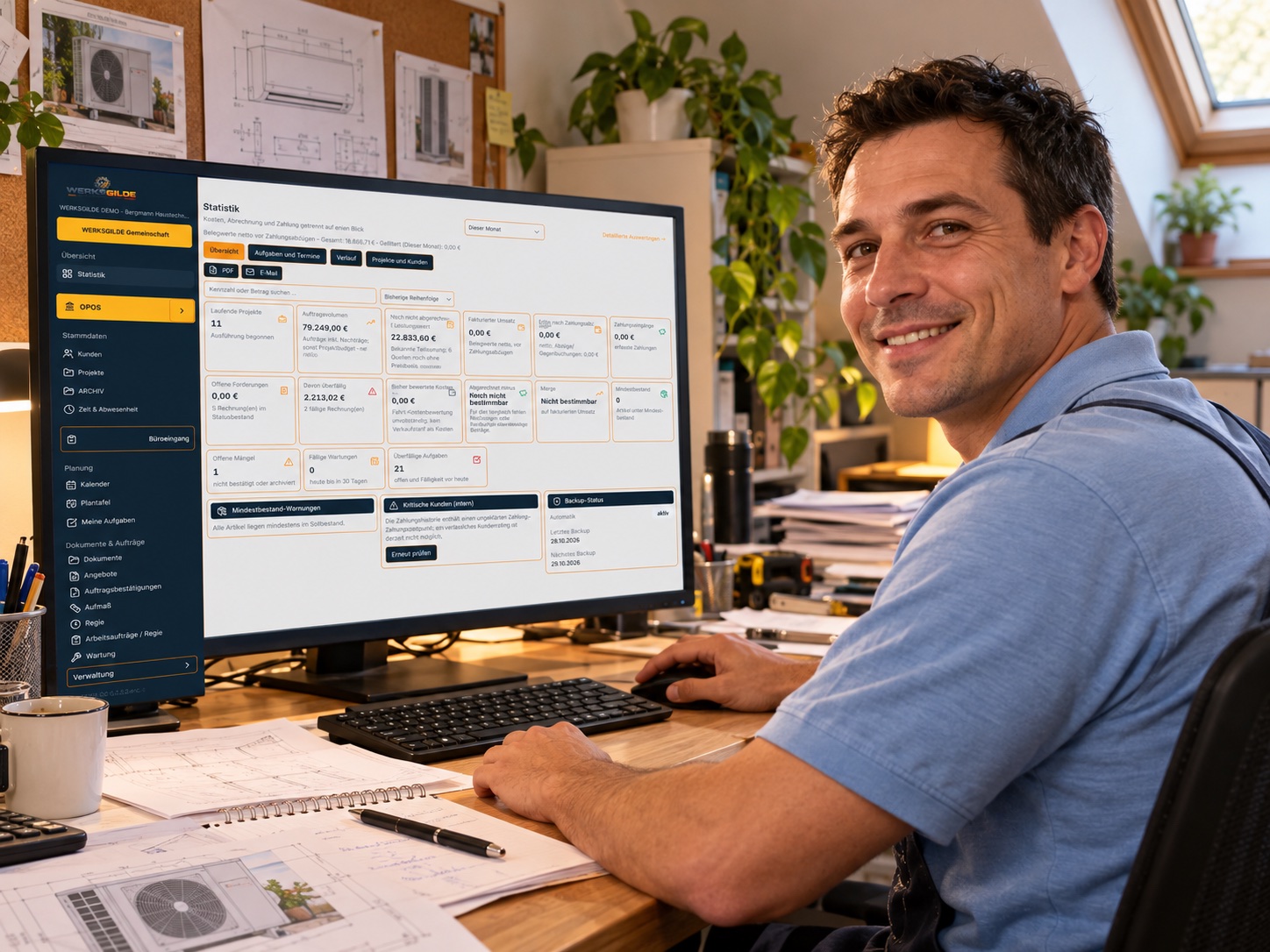Handwerksmeister am PC mit WERKSGILDE im Meisterbüro